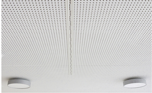 
Nur die großen Konferenzräume, die Cafeteria und die Gemeinschaftsräume in 
der sechsten Etage werden von einem Zentrallüftungsgerät bedient. Hier 
strömt die konditionierte Zuluft über unscheinbare Deckenschlitzauslässe 
von LTG in den Raum ein.

