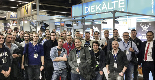 48 Kälteanlagenbauer trafen sich für die Messeführung am KK-Stand.


