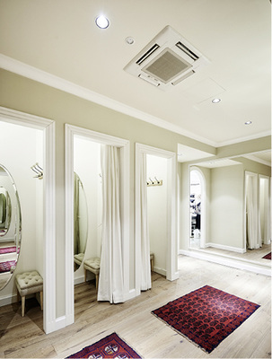 Im Bereich der Umkleidekabinen sorgt eine 4-Wege-Deckenkassette für 
angenehme Temperaturen.

