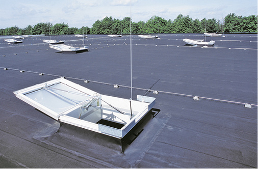 In der Praxis bewährt: Ein Rauchabzugsgerät deckt jeweils 200 m
2
  Grundfläche ab.

