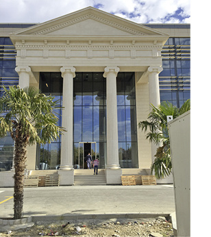 In der Herzklinik Filip Vtori im mazedonischen Skopje wurde eine massive 
Leckage der Luftleitsysteme beseitigt, sodass die Räume nun mit ausreichend 
Luft versorgt und Hygieneprobleme durch unkontrollierte Luftströme vermieden 
werden.

