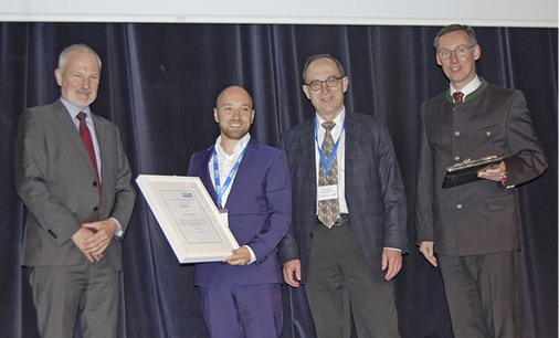 Den DKV-Nachwuchspreis erhielt Philipp Rollmann, hier mit Laudator Klaus 
Spindler (r.)

