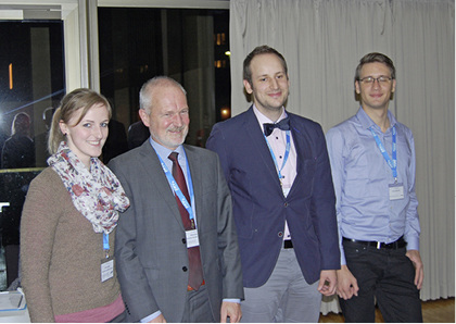 Ausgezeichnete Studenten: Manuel Unger (Universität Stuttgart), Jonas 
Schwenzer (KIT Karlsruhe) und Maria Besser (TU Dresden) – hier mit dem 
DKV-Vorsitzenden Prof. Ullrich Hesse – wurden für ihre hervorragenden 
Beitrage geehrt.

