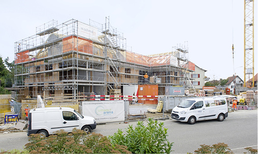 Das energieautarke Mehrfamilienhaus erzeugt durch die Photovoltaik-Elemente 
in der Fassade und auf dem Dach seine Energie selbst.

