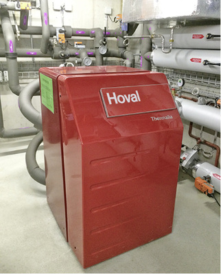 Für die Wärme- und Warmwasserproduktion wird die Erd- und 
Grundwasser-Wärmepumpe Hoval Thermalia twin H 19 eingesetzt.

