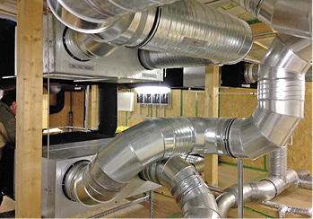 Das Lüftungssystem mit Kanalgeräten und Kreuzstromwärmeübertragern ist im 
Dachgeschoss der Halle untergebracht.

