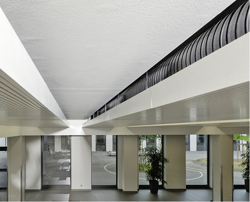 Die Rohre in der Mensa sind gut verkleidet und nicht mehr sichtbar.

