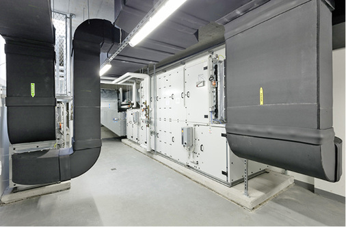 Mensa und Küche, Nebenräume und Sanitärzellen sowie Lagerräume und 
Nebenräume im Erdgeschoss verfügen über separate Lüftungsanlagen, die in 
einem Technikraum untergebracht sind.

