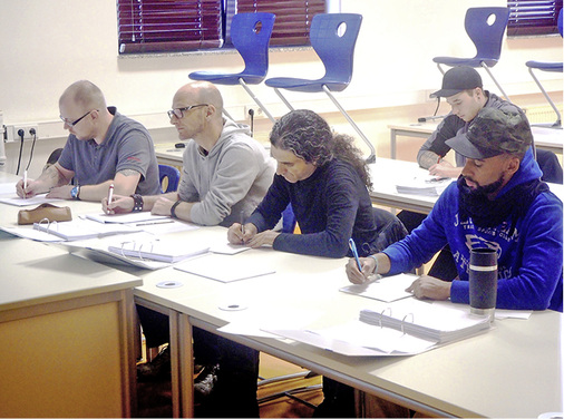 
Sie sind froh über ihre Chance, auch wenn es bedeutet, nochmals die 
Schulbank drücken.

