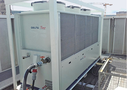 Zum Einsatz kam ein Kaltwassersatz Typ DT155SN mit 125 A CEE für Strom und 
DN 50 Normflanschen für die Wasserseite – befüllen, entlüften, 
einschalten, fertig.

