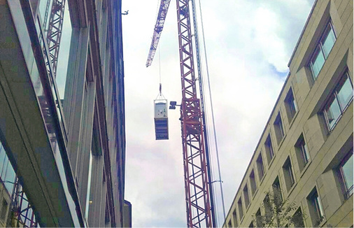 Mit einem Kran wurde die Anlage auf das Dach der Bank gesetzt.

