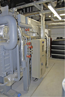 
Um den zunächst hohen Kälteverbrauch zu senken, wurden unter anderem die 
Sollwerte in der Kälteversorgung angepasst. Bisher ließ sich in diesem 
Bereich eine Reduktion der Verbrauchswerte um etwa 40 Prozent erzielen.

