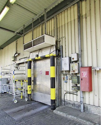 
Warmluftschleier-Anlagen, die außen über dem Kühlhaustor montiert sind, 
benötigen Heizenergie für den Luftschleier und tragen bei geöffnetem Tor 
zur Innenraumerwärmung und zu Vereisungen im inneren Teil des Kühlhauses 
bei.

