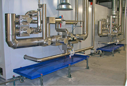 Mehrere Isolierkühler, hier eine Ventilstation, und die daran 
angeschlossenen Luftkanäle sorgen für eine gleichmäßige 
Temperaturverteilung im Lager.


