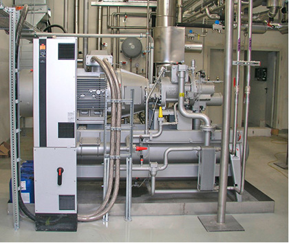 Zur Kälteerzeugung wurden zwei Kolbenverdichter und der im Bild gezeigte 
Schraubenverdichter eingesetzt.


