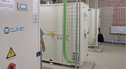 Spinsaver ist ein hocheffizientes Monoblocksystem für zentralisierte 
Vierrohr-Anlagen in großen Verwaltungs-, Wohn-, Hotel-, Krankenhaus- und 
Industriegebäuden, bei denen gleichzeitiger Heiz- und Kühlbedarf besteht.

