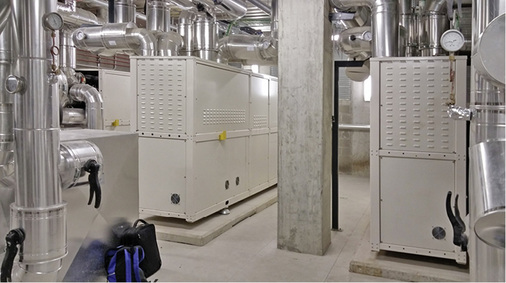 Die Vierrohranlage verfügt über Wärmepumpen, die gleichzeitig warmes 
Wasser für die Heizung und kaltes Wasser für die Klimaanlage erzeugen 
können.

