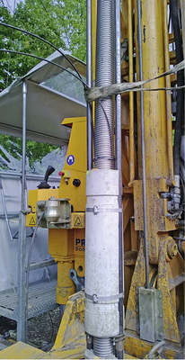 
Bild 3: Betonhalbschalen an Wellrohr inklusive faseroptischer 
Temperaturmessung

