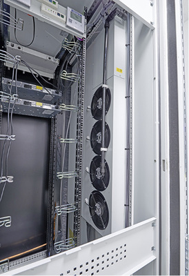 Die Kühllösung LCU DX (Liquid Cooling Unit) von Rittal bietet als 
Split-Kühlgerät eine kältemittelbasierende Schrankkühlung und ist in den 
Leistungsklassen bis 3 und bis 6,5 kW lieferbar.

