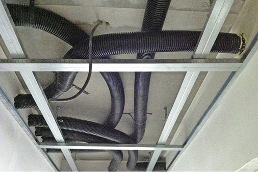 
Flexibles Rohrverteilsystem MaicoFlex, hier in einer abgehängten Decke 
montiert.

