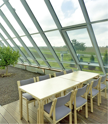 
Wenn das Außenklima nicht zum Aufenthalt im Freien einlädt, bietet der 
300 m2 große Wintergarten ein angenehmes Ambiente.

