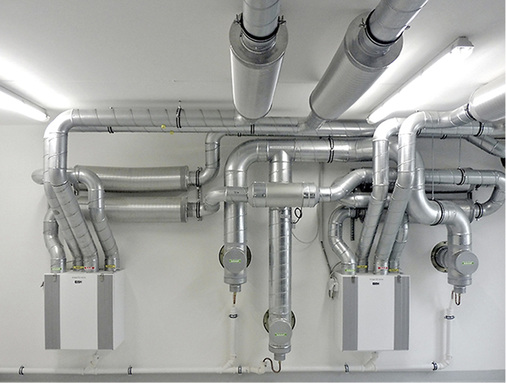 Das Lüftungsgerät ist das Herzstück der KWL-Anlage. Der effiziente 
Wärmeübertrager übernimmt die Wärme der Abluft und überträgt sie mit 
einem Wirkungsgrad von über 90 Prozent auf die frische Zuluft.

