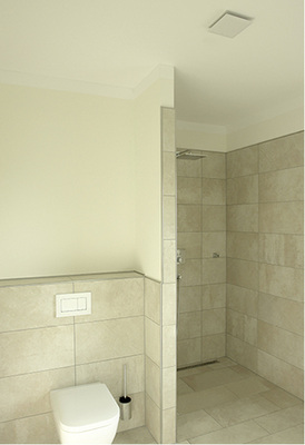 In den Bädern wird die verbrauchte und feuchte Luft durch das Deckenventil 
abgeführt.

