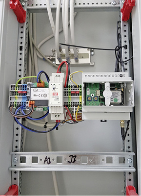 
Der Controller inklusive M2M-SIM-Karte der Telekom sitzt im Sicherungskasten.

 - © mmc automation

