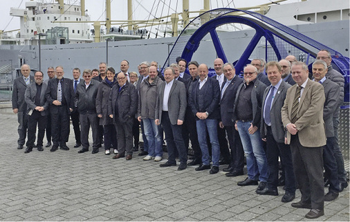 Die Delegierten vor dem Museumsschiff Dresden“


