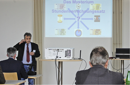 
Stefan Hofmann zeigte in seinem Beitrag Das Mysterium 
Stundenverrechnungssatz“ anhand von Praxisbeispielen auf, wie dieser 
richtig zu ermitteln ist.

