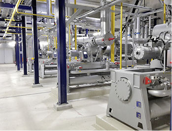 
Um den bestehenden Anforderungen gerecht zu werden, entwarf Johnson Controls 
eine Kühlanlage mit 6300 kW für das Alkohol-Wasser-System sowie eine 
Anlage mit 2000 kW für das Brauwasser-System.

