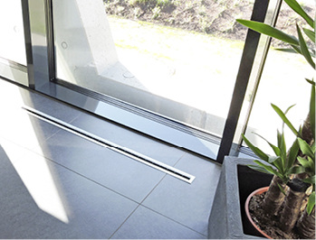 In den Räumen weisen lediglich zurückhaltend gestaltete Schlitzauslässe 
auf eine kontrollierte Raumlüftung hin.

