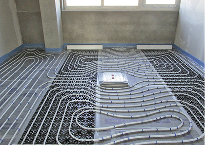 Der Bodenaufbau mit befestigtem Heizrohr, integriertem Systemmodul Airconomy 
(Mitte) sowie Installationsschacht bildet die Basis für ein behagliches 
Raumklima.

