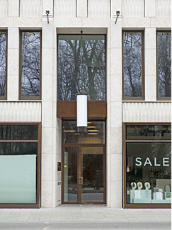 
Die unsichtbare Luftführung im Außenbereich wurde über Schattenfugen 
realisiert.

