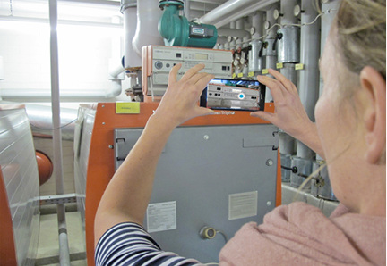 tele-Look bringt das, was die Smartphone-Kamera des Kunden sieht auf das 
Tablet, Smartphone oder den PC des Handwerkers. Die Interaktion ermöglicht 
der tele-Punkt, ein beweglicher Kreis, den Kunde und Handwerker simultan auf 
ihren Displays sehen.

