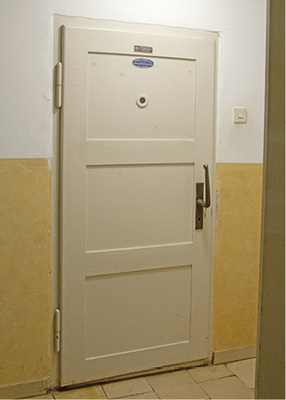 Hinter dieser Kühlraumtür mit einer Isolierung aus Kork befindet sich ein 
voll funktionsfähiges Denkmal der Güntner Industrie-Kultur“ – ein 
stiller Luftkühler der ersten Generation von Güntner.


