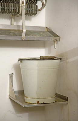 Kondenswasser aus dem Luftkühler läuft über die schräge Tropfwanne in 
einen Eimer.

