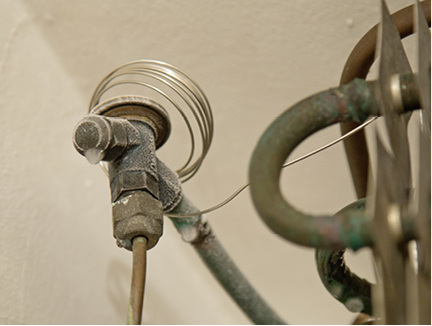 Das Expansionsventil versorgt den Verdampfer mit Kältemittel. Bei dieser 
einfachen Rohrschaltung und der kleinen Leistung ist eine Verteilerspinne 
nicht erforderlich.

