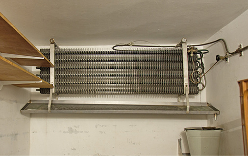 Seit rund 65 Jahren kühlt der stille Kühler den Kühlraum störungsfrei auf 
etwa 8 bis 10 °C.

