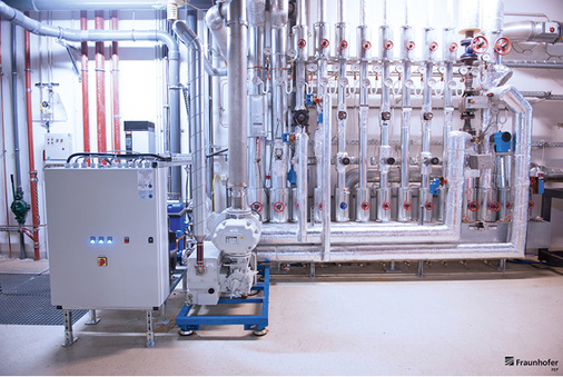 
Diese speziell ausgelegte Wärmepumpenanlage für die Beheizung von 
Technikumshallen ist mit zwei Verdichtern ausgestattet.

