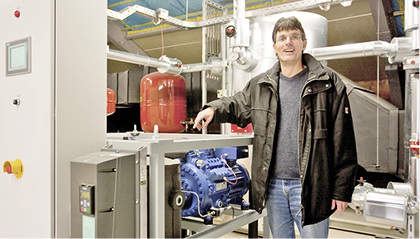 
Martin Reiß von der BLB-Niederlassung Soest freut sich über die 
Einspareffekte, die die thermea-Wärmepumpe in den vergangenen Jahren 
erzielte.

