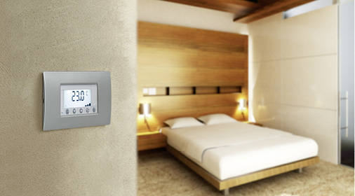 Mit diesem speziellen Regler für Hotelzimmer lassen sich neben der 
Klimatechnik auch etliche andere Geräte steuern.

