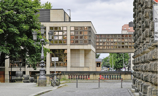 Das ehemalige Gastronomiegebäude neben der Semperoper wurde zur Studiobühne 
und Opernkantine umgebaut.

