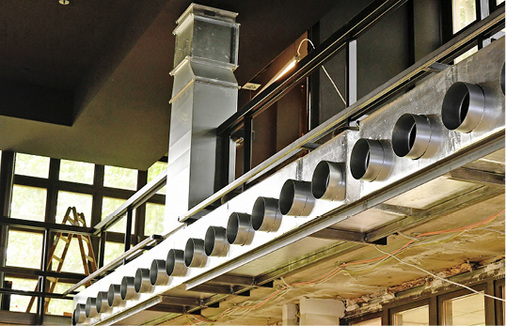 Die Luftauslässe sind horizontal angeordnet und befinden sich auf Höhe der 
Beleuchtergalerie.

