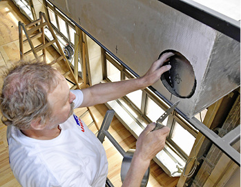 Die Aussparungen für die späteren Luftauslässe werden vor Ort hergestellt.

