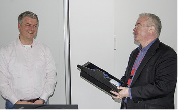Peter Bachmann, Technischer Direktor beim BIV (r.), übergibt Gastgeber 
Michael Lechte ein Gastgeschenk.

