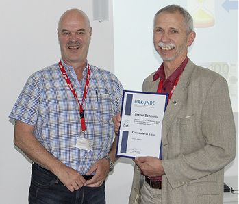 Dieter Schmidt (r.) wird von BIM Heribert Baumeister für sein langjähriges 
Engagement in Sachen Aus- und Weiterbildung mit der silbernen Ehrennadel des 
BIV ausgezeichnet.

