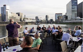 Nach einem vortragsintensiven Nachmittag geht es abends per Schiff auf den 
Rhein und in den Düsseldorfer Medienhafen.

