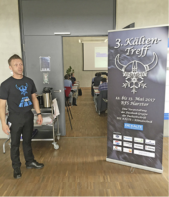 
Kälteanlagenbauer Wolfgang Schäfer als Türsteher“ vor dem modernen 
Vortragsraum der BFS Niedersachswerfen/Harztor

