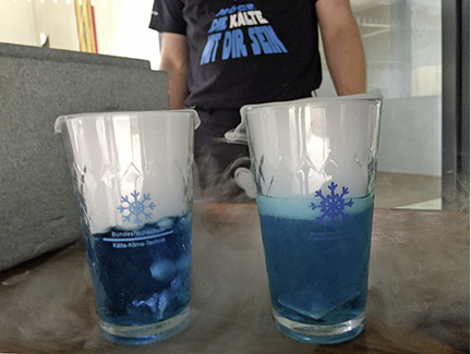 
Plagiat: Der R22-Cocktail, der nur im Original auf dem KK-Chillventa-Stand zu 
genießen ist. Der hier schmeckte nicht so fein.

